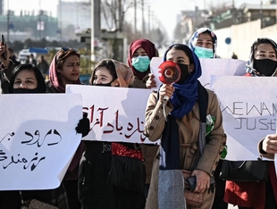 Afghan women activists abducted by the Taliban while journalists arrested and beaten 