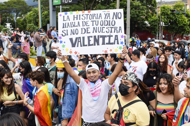 Manifestantes durante la marcha del orgullo LGBTQIA+. San Salvador, 25 de junio de 2022. Kellys Portillo/ APHOTOGRAFIA/ Getty Images.