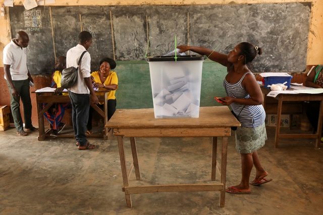 A woman casts her vote at a polling station during presidential election in Lome, Togo February 22, 2020. REUTERS/Luc Gnago
