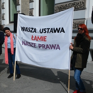 Poles continue to oppose the govenrment through protest