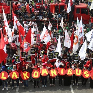Protests in Indonesia against weakening of labour laws as activists and critics are silenced