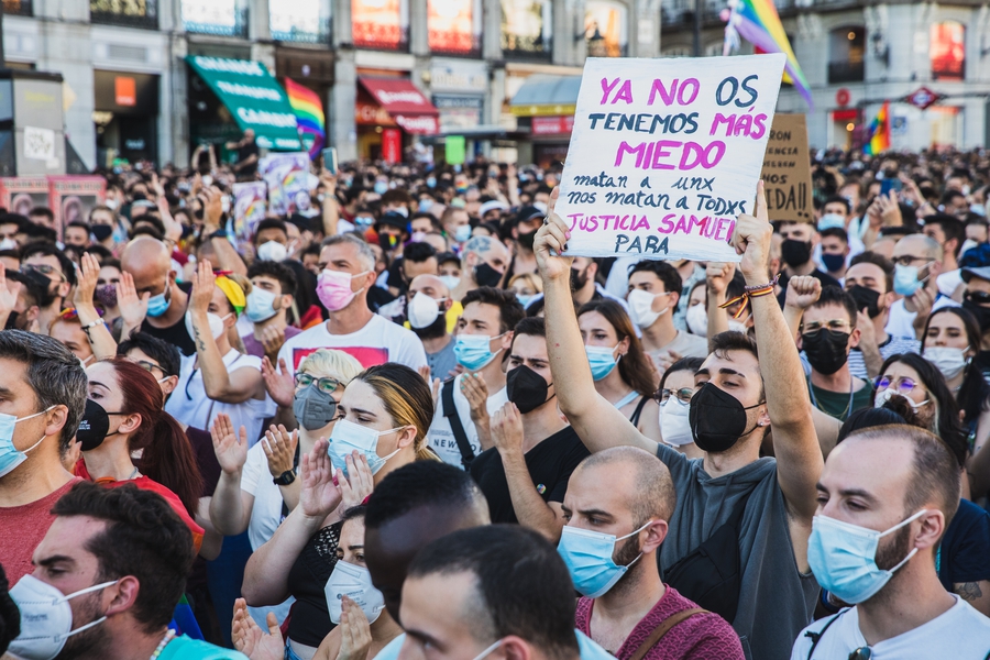 Un asesinato homófobo provoca manifestaciones en todo el país 