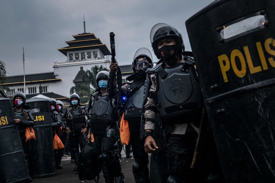 Arbitrary arrests, excessive force, attacks on media in mass protests in Indonesia against  jobs law