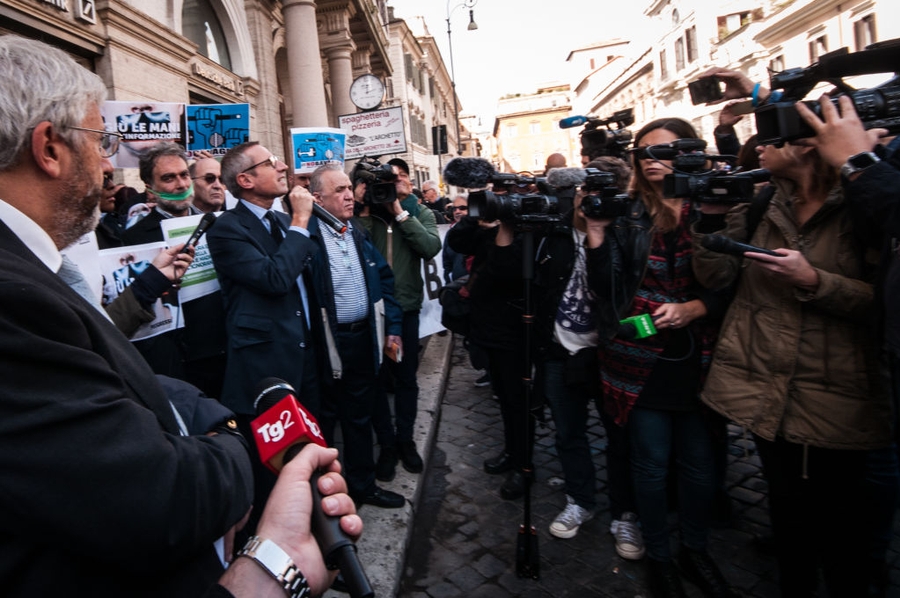 Journalists stage flash-mob protests following 5-Star Movement attacks