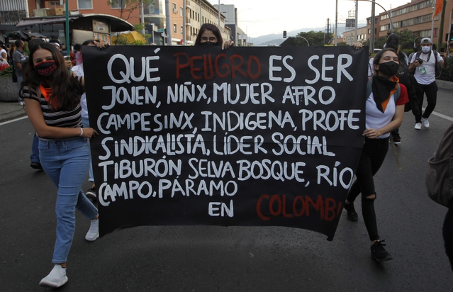 Jóvenes durante una manifestación contra las masacres de líderes sociales y defensores de los derechos humanos. Medellín, agosto de 2020. Fredy Builes/ Getty Images.