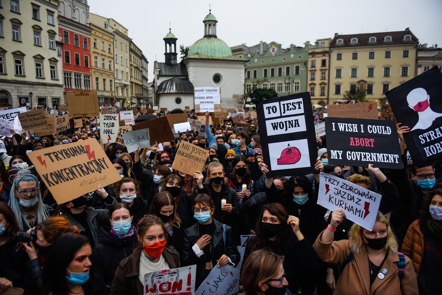 Thousands protest as Constitutional Tribunal imposes a near ban on abortion 