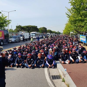 Truckers strike for higher wages in South Korea while trial of activist continues