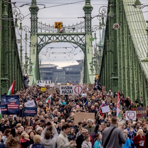  Economic crisis & teachers’ conditions spark mass protests as FIDESZ government continues its battle for EU funds