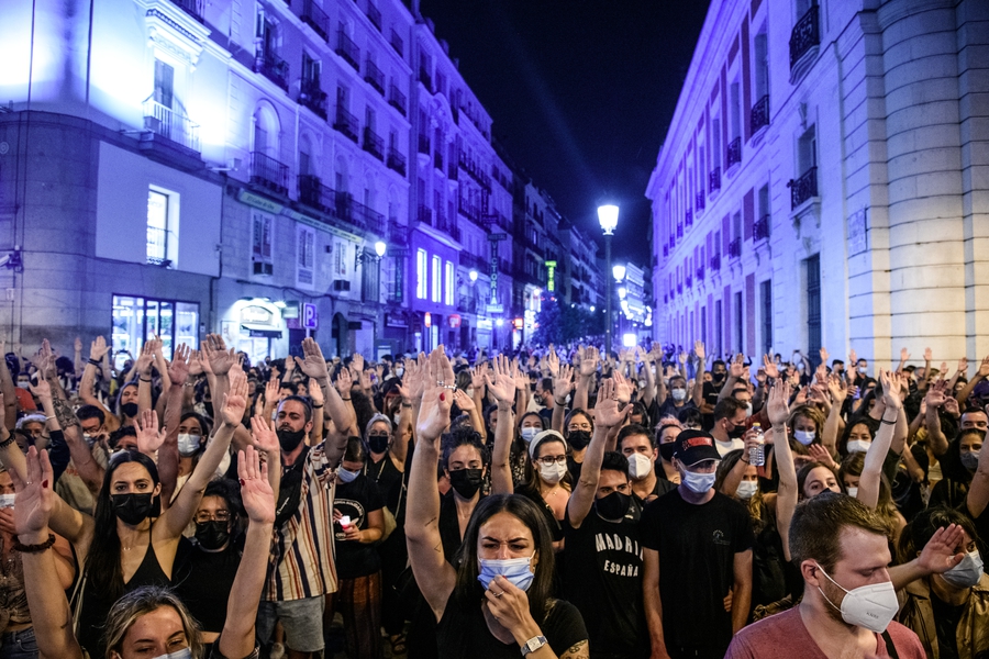 Manifestaciones contra la violencia de género y ataques contra las oficinas de una organización LGBT