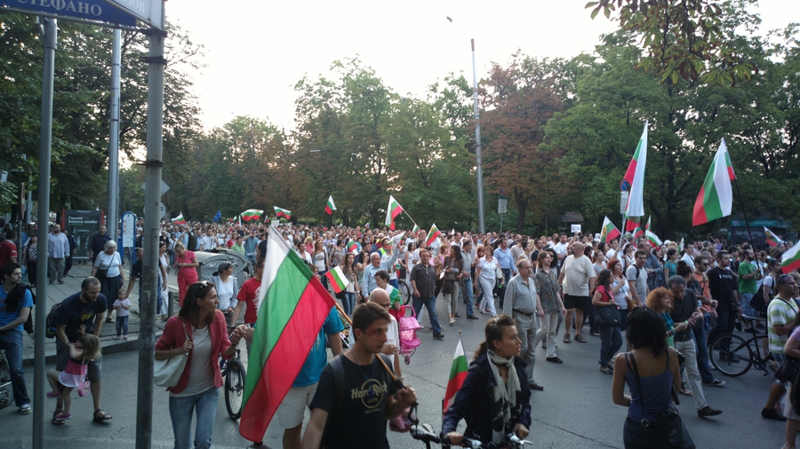 Protesters demonstrate in solidarity with Ukraine, anti-fascists march against Lukov march