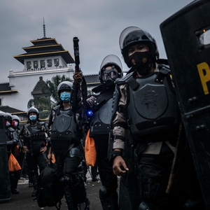 Arbitrary arrests, excessive force, attacks on media in mass protests in Indonesia against jobs law