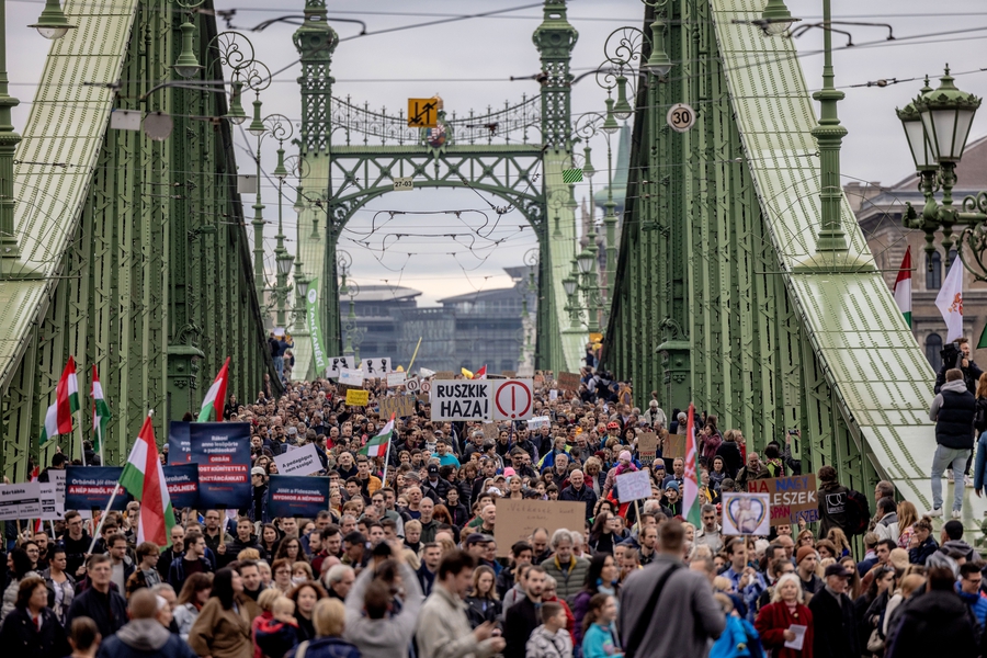  Economic crisis & teachers’ conditions spark mass protests as FIDESZ government continues its battle for EU funds